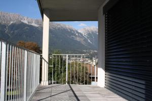 Vista generica sulle montagne o vista sulle montagne dall'interno dell'appartamento