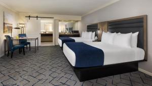 Postel nebo postele na pokoji v ubytování Scottsdale Plaza Resort