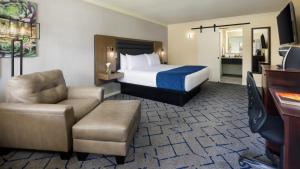 Postel nebo postele na pokoji v ubytování Scottsdale Plaza Resort