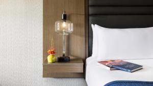 Postel nebo postele na pokoji v ubytování Scottsdale Plaza Resort