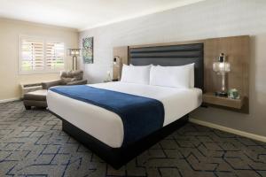 Postel nebo postele na pokoji v ubytování Scottsdale Plaza Resort