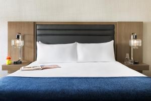 Un dormitorio con una cama grande con un libro. en The Scottsdale Plaza Resort & Villas, en Scottsdale