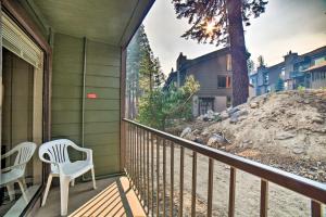 un porche con 2 sillas y un árbol en Mammoth Mtn Escape with Pool and Walk to Ski Lift, en Mammoth Lakes
