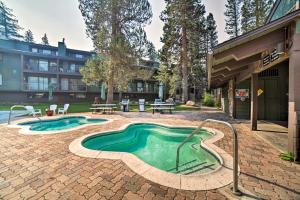 una pequeña piscina en un patio con un edificio en Mammoth Mtn Escape with Pool and Walk to Ski Lift, en Mammoth Lakes