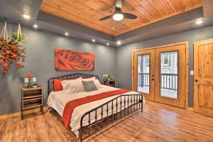 ein Schlafzimmer mit einem Bett und einer Holzdecke in der Unterkunft Modern Cabin with Spacious Deck, BBQ, and Pergola! in Broken Bow