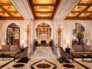 een lobby van een hotel met banken en een open haard bij Hotel Eden - Dorchester Collection in Rome