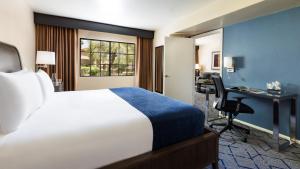 Postel nebo postele na pokoji v ubytování Scottsdale Plaza Resort