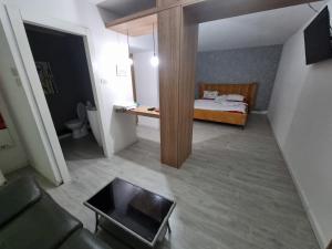 um pequeno quarto com uma cama e uma mesa em Liraz suits em Rishon LeZion