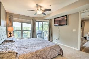 ein Schlafzimmer mit einem Bett und einem Deckenventilator in der Unterkunft Beach and Pool Access Lake of the Ozarks Condo! in Osage Beach + 18 Fotos