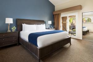 um quarto com uma cama grande e uma parede azul em The Scottsdale Plaza Resort & Villas em Scottsdale
