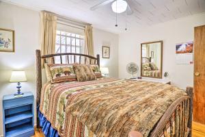 Un dormitorio con una cama grande y una ventana en Heavenly Bearadise Cabin in Cashiers, NC!, en Cashiers