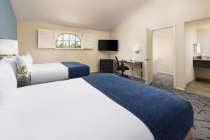 Postel nebo postele na pokoji v ubytování Scottsdale Plaza Resort