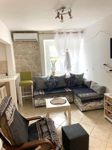 salon z kanapą i stołem w obiekcie Cozy Little House Kotor w Kotorze