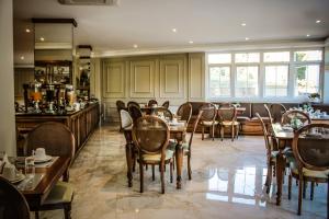 Um restaurante ou outro lugar para comer em Colina Lagos Hotel