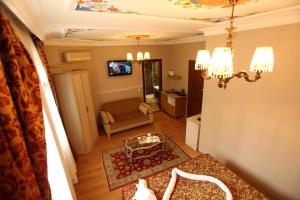 TV a/nebo společenská místnost v ubytování Tashkonak Studio Suites