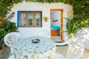 comedor con mesa y sillas en Casa de María, en El Palmar