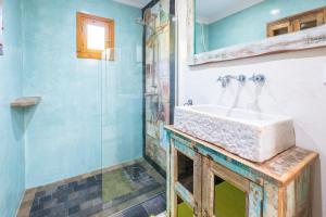 a bathroom with a sink and a shower at Casa de Gertrudis in El Palmar