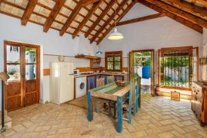 エル・パルマルにあるCortijo del Huertoのキッチン(木製テーブル、冷蔵庫付)