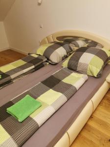 a row of beds sitting on top of a floor at Ferienhaus mit Kamin in Krackow