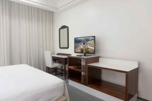 Cama ou camas em um quarto em Plaza São Rafael Hotel