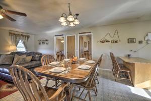 jadalnia i salon ze stołem i krzesłami w obiekcie Quiet Cabin with Mtn View and Deck 7 Mi to Navajo Lake w mieście Pagosa Springs