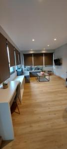 アテネにあるThe Convo Syngrou Apartmentsの木製の床と大きな部屋のある広いリビングルーム +22枚の写真