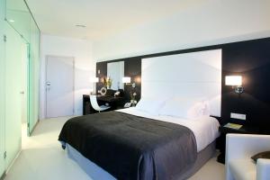 ロスピタレート・デ・リョブレガートにあるホテル ポルタ フィラ 4* Supのベッドルーム(大型ベッド1台、デスク付)