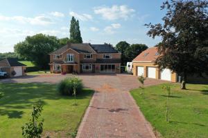 大莫尔文Bricket House的砖车道大房子
