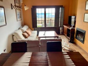 sala de estar con sofá y mesa en Badaguás (Jaca) - Duplex en el Pirineo, en Jaca