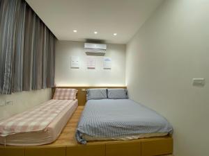 Una cama o camas en una habitación de 高雄好日子914包棟KTv民宿