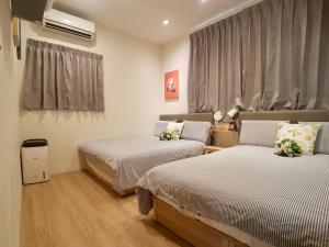 Una cama o camas en una habitación de 高雄好日子914包棟KTv民宿