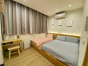 Una cama o camas en una habitación de 高雄好日子914包棟KTv民宿