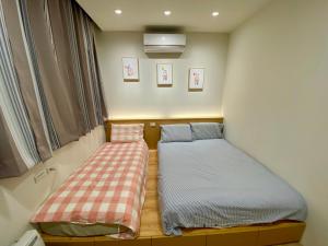 Una cama o camas en una habitación de 高雄好日子914包棟KTv民宿