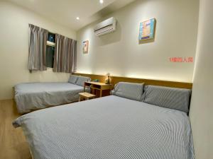 Una cama o camas en una habitación de 高雄好日子914包棟KTv民宿