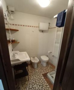 a bathroom with a sink and a toilet at Casa Paola in Spoleto