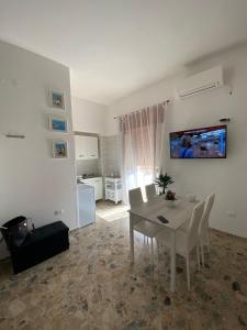 A kitchen or kitchenette at 6 Civico d arte Gargano home