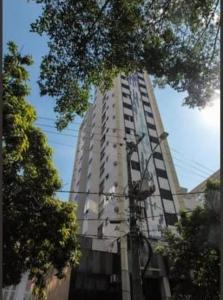 um edifício alto com muitas janelas em Flat Golden Plaza - Lourdes em Belo Horizonte