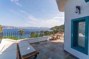 einen Balkon mit Blick auf das Wasser in der Unterkunft Maris Butik Hotel in Turunç