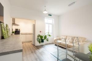 een woonkamer met een bank en een tafel bij Whole house in centre of Town Ideal for Contractors and Professionals in Normanton