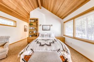 ein Schlafzimmer mit einem Bett und einer Holzdecke in der Unterkunft Forest Escape - GM 428 in Black Butte Ranch
