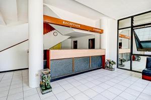 um lobby de um hospital com uma recepção em Super OYO Flagship 90658 Hotel Asteria em Bandung