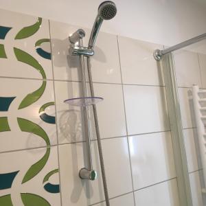 ジェロナ・グラにあるSANTOSA Pokoje Goscinneのバスルーム(シャワー、シャワーヘッド付)が備わります。