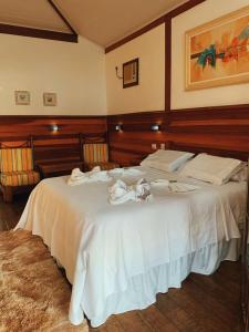 מיטה או מיטות בחדר ב-Pousada Cantinho D'Abrantes - Próximo as Melhores Praias de Ilhabela - Veloso e Curral
