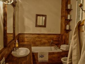 La salle de bains est pourvue d'une baignoire, d'un lavabo et d'une baignoire. dans l'établissement La Mouline, à Labastide-du-Vert