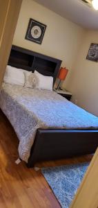 Ένα ή περισσότερα κρεβάτια σε δωμάτιο στο Lovely 2br Rental Unit