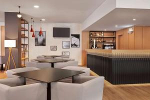 Lounge nebo bar v ubytování Ramada by Wyndham Valencia Almussafes
