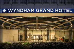 un edificio con un cartel que dice Wydham Grand Hotel en Wyndham Grand Istanbul Europe, en Estambul