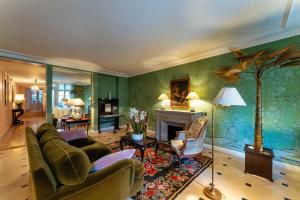 Una sala de estar con un sofá y una chimenea. en Hôtel du Danube Saint Germain, en París