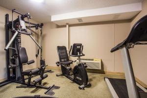 een fitnessruimte met loopbanden en fitnessapparatuur in een kamer bij Baymont by Wyndham Appleton in Appleton