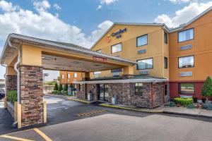 eine Darstellung eines Hotels auf der Vorderseite des Gebäudes in der Unterkunft Comfort Inn Nashville West in Nashville